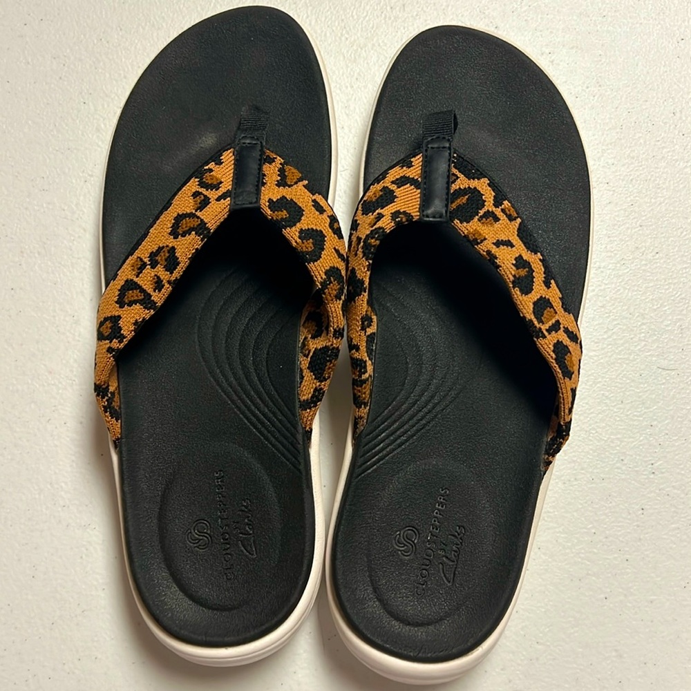 Clark’s Leopard Print Flip Flop Thongs